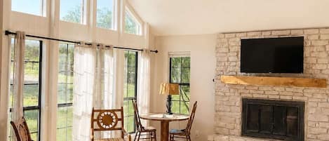 Smart TV, chimenea y oficina