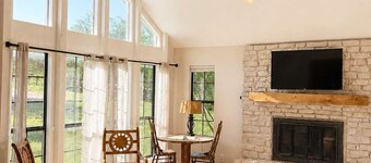 Private Retreat w/ Animals. Outdoor Fire pit/ BBQ