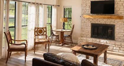 Private Retreat w/ Animals. Outdoor Fire pit/ BBQ