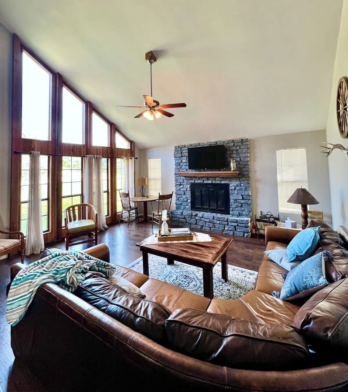 Smart-tv, een open haard en een kantoor