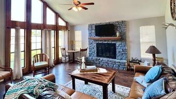 Smart-TV, Kamin, Arbeitsbereiche