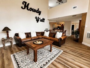 Smart TV, fireplace, offices - Private Retreat w/ Animals. Outdoor Fire pit/ BBQ (Cedar Creek)