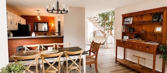 Private Retreat w/ Animals. Outdoor Fire pit/ BBQ