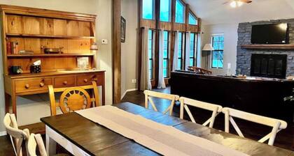 Spacious Rustic Retreat with Animals. Sleeps 10. Close to COTA & Bastrop