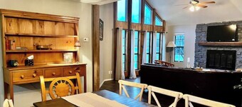 Spacious Rustic Retreat with Animals. Sleeps 10. Close to COTA & Bastrop