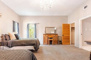 4 soverom, strykejern/-brett, reiseseng for barn og wi-fi (inkludert)