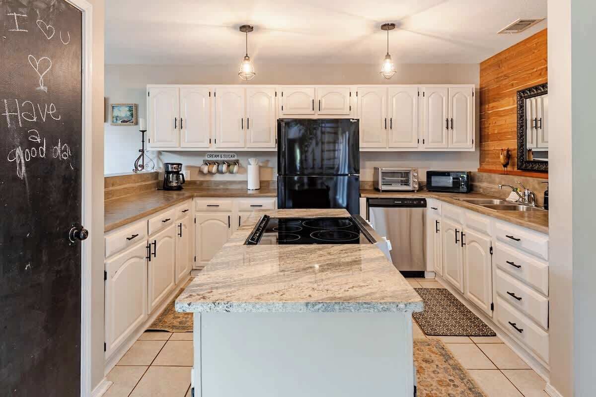 Een koelkast, een microgolfoven, een oven, een kookplaat