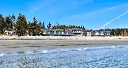 Beachfront Luxury, Well-Stocked, Sleeps 6