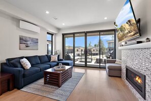 Televisión y chimenea 