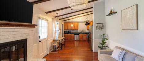 Smart TV, lareira, livros