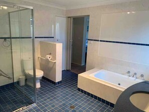 Haartrockner, Handtücher, Seife, Toilettenpapier