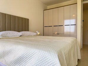 1 habitación, caja de seguridad en la habitación y ropa de cama 