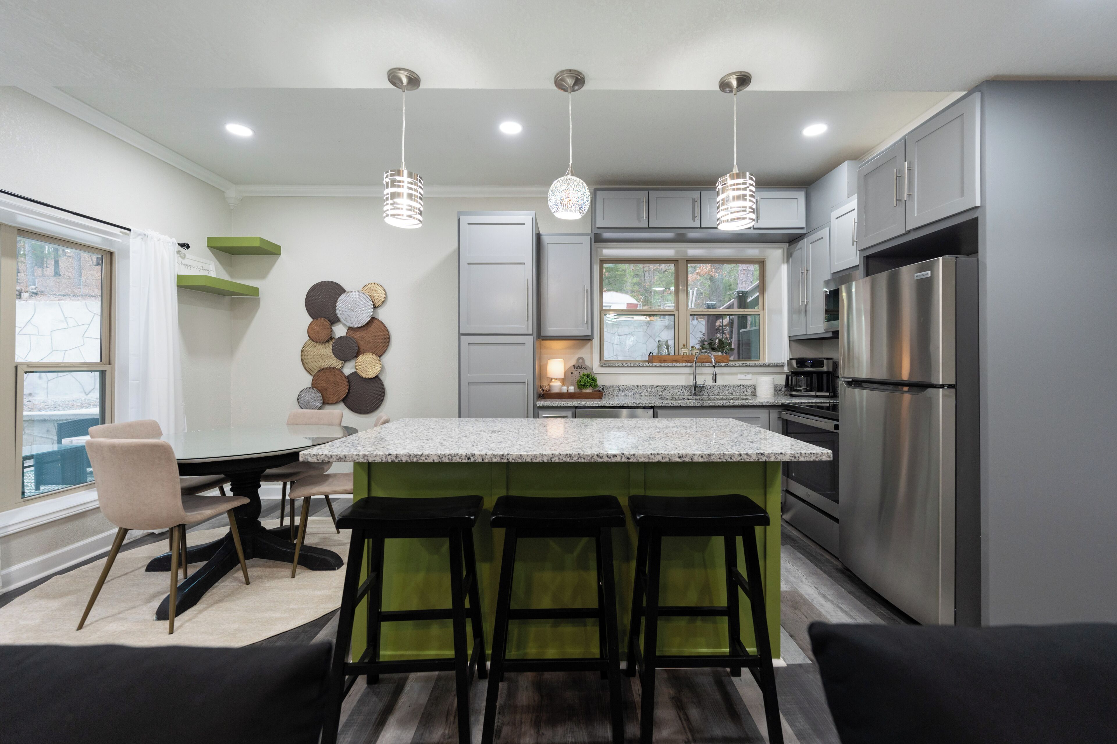 Jääkaappi, mikroaaltouuni, uuni, liesi