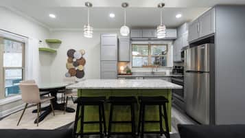 Frigorífico, microondas, horno y placa de cocina