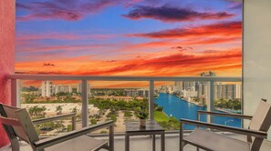 BALCONY - Amazing 2 Bedroom Resort Amenities Beach 1504 (Hallandale Beach)