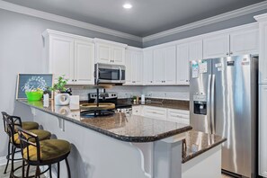Private kitchen - 3-bedroom townhome in enchanting Navarre with AC & pool, WiFi. Book now (Navarre)