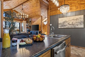 Dining - Fall fun for families in Blue Ridge with Sauna, Hot tub, Firepit & amazing views (Blue Ridge)