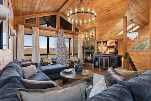 Smart TV, fireplace, video games - Spring Break for families in BR with Sauna, Hot tub, Firepit & amazing views (Blue Ridge)