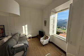 TV, fireplace - Charming flat in the heart of Tuscany - comfort and authenticity in Castagneto Carducci Treat yourself to a dream stay in this delightful first-floor flat, located a few steps from the charming historic centre of Castagneto Carducci. The location is idea (Castagneto Carducci)