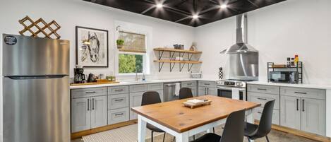 雪櫃、微波爐、焗爐、爐具