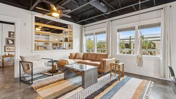 Smart TV, futbolito y libros