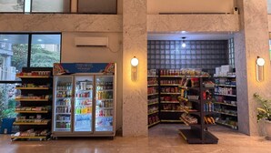 Una farmacia con secciones refrigeradas y estantes llenos de diversos productos.