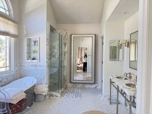 Hiustenkuivaaja, pyyhkeet, saippua, vessapaperi