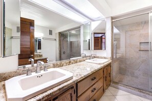 Dusche, Haartrockner, Handtücher, Seife