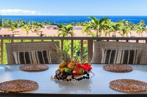 Outdoor dining - Large 3-bedroom condo in Kona Coast Resort - ocean views, AC, WiFi, fitness room (Kailua-Kona)