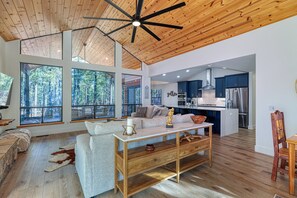 Living area - Remodeled Luxury Cabin Backing the National Forest in Pinetop, AZ (Pinetop-Lakeside)