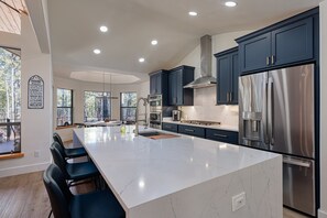 Private kitchen - Remodeled Luxury Cabin Backing the National Forest in Pinetop, AZ (Pinetop-Lakeside)