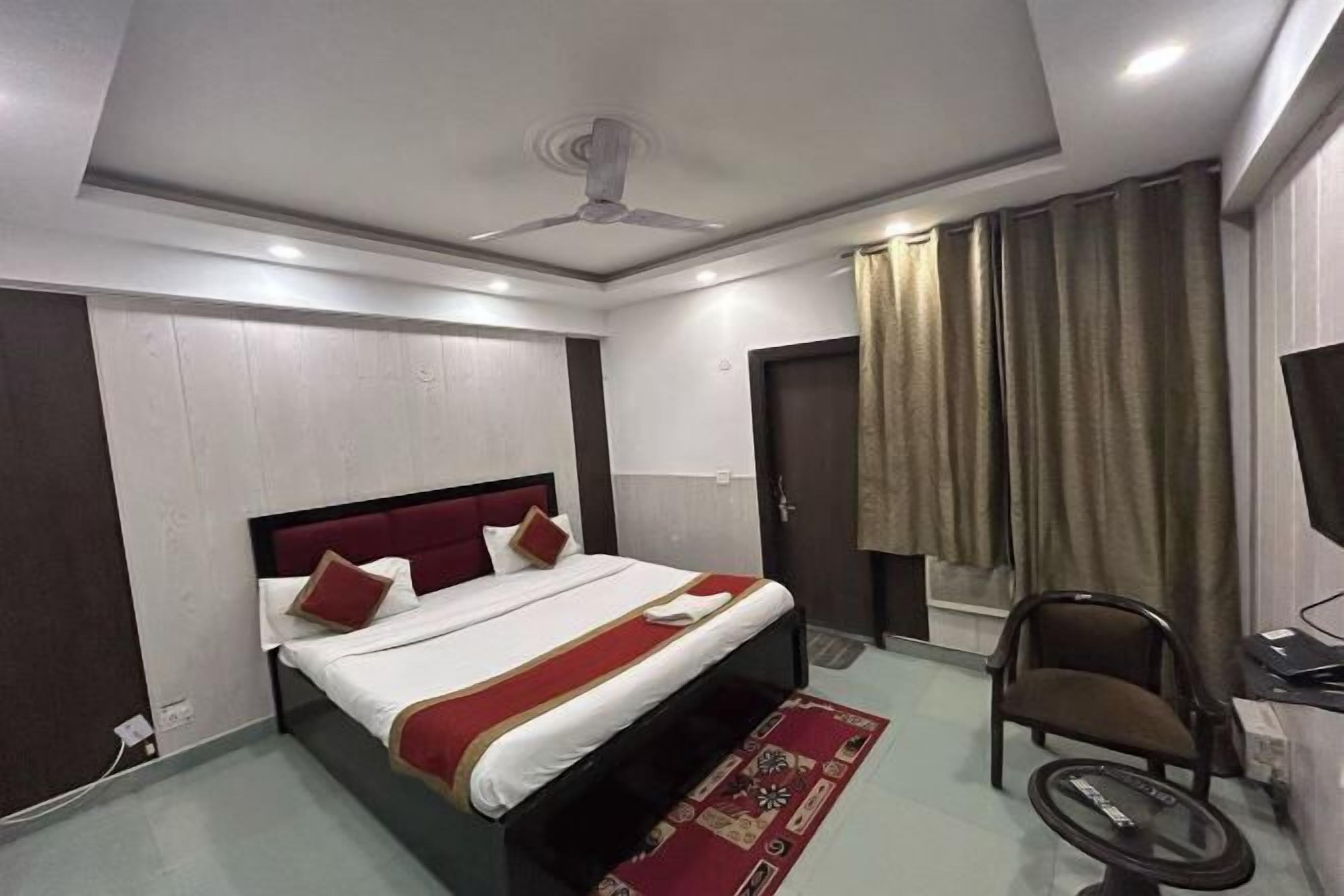 Een bureau, een strijkplank/strijkijzer, gratis wifi, beddengoed