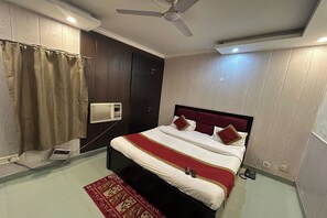 Habitación Deluxe | Escritorio, tabla de planchar con plancha, wifi gratis y ropa de cama