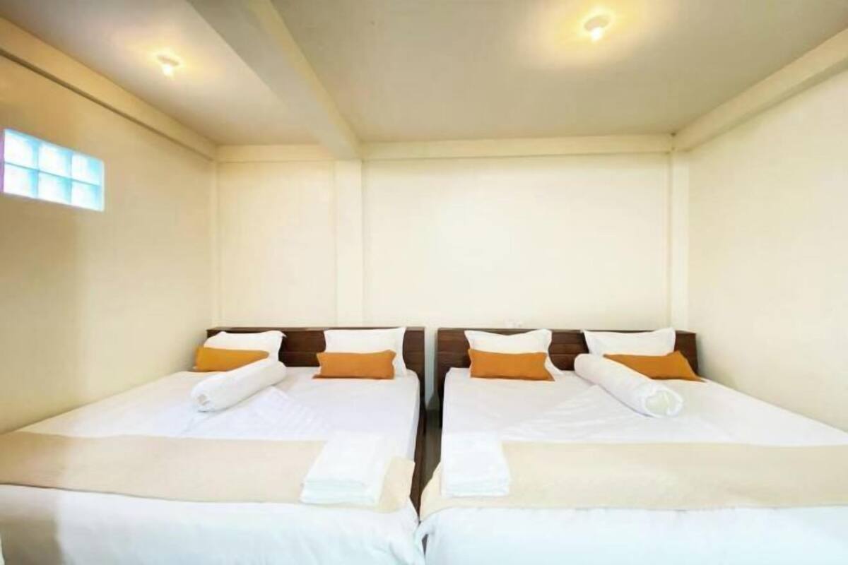 Escritorio, wifi gratis y ropa de cama 