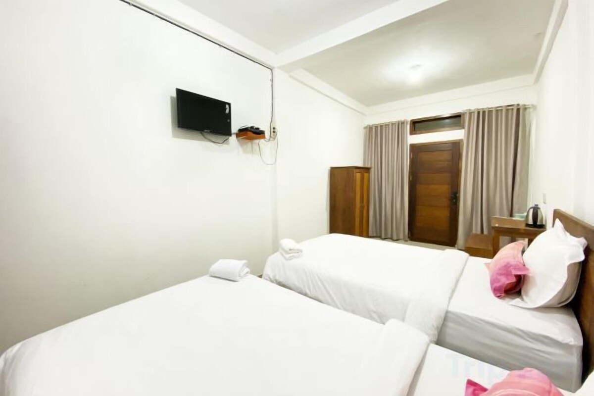 Desk, free WiFi, bed sheets