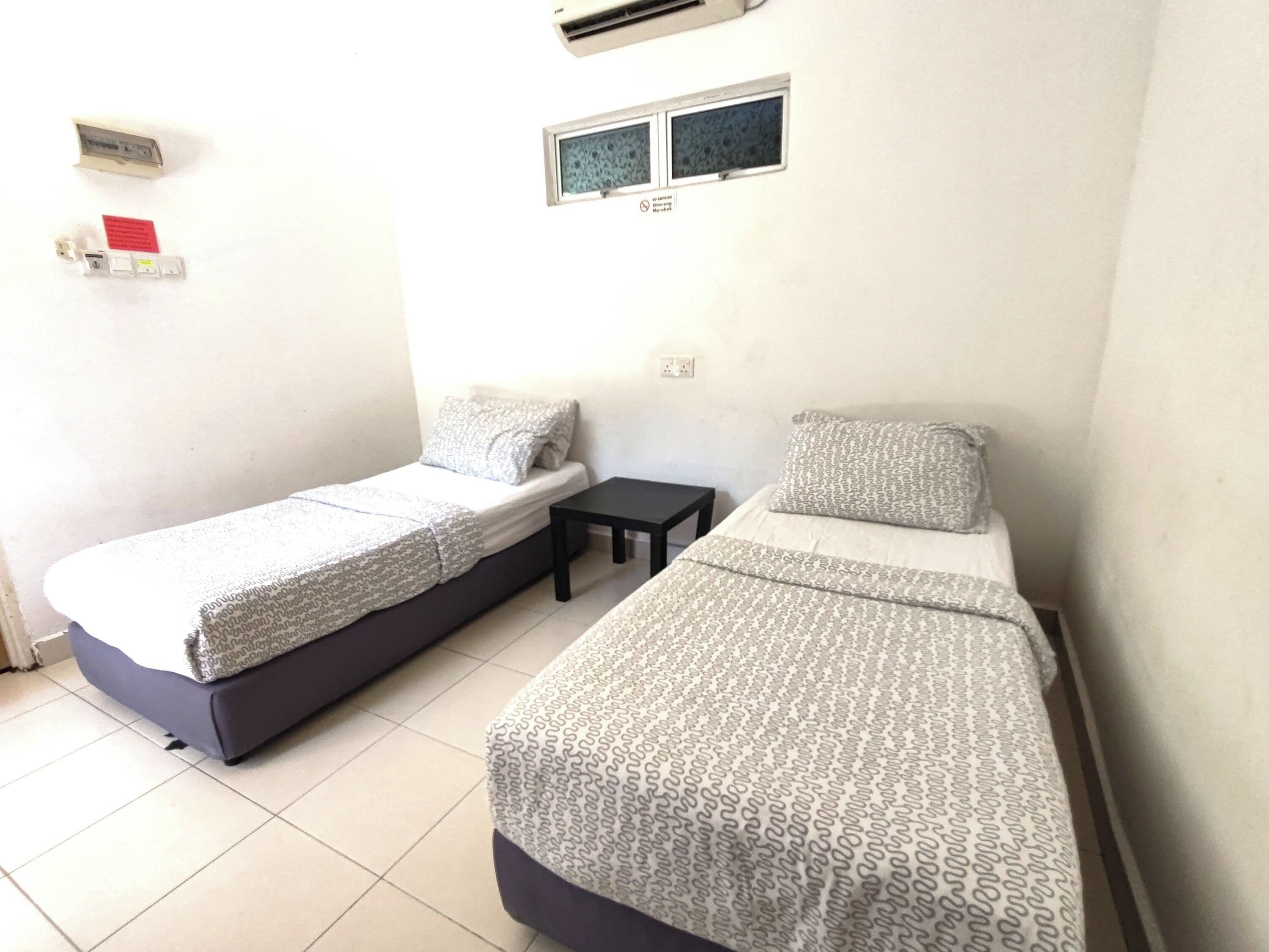 Escritorio, wifi gratis y ropa de cama 