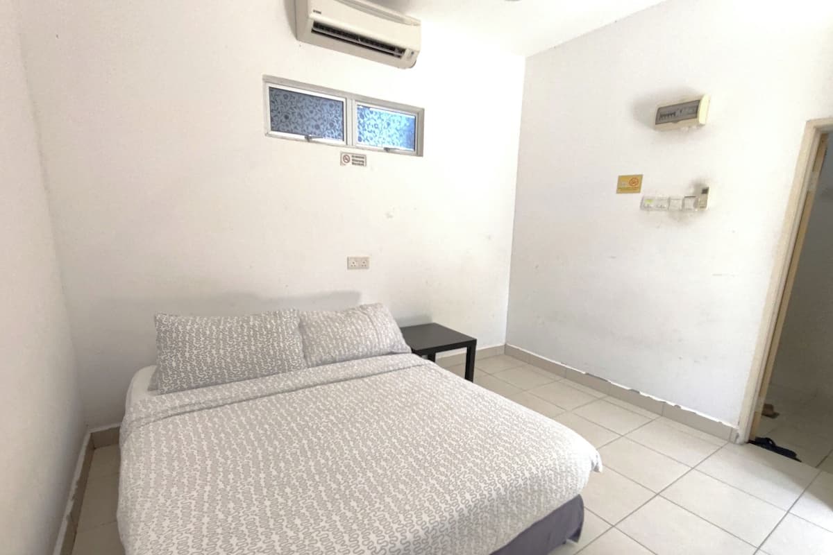 Meja kerja, Wi-Fi gratis, dan seprai linen