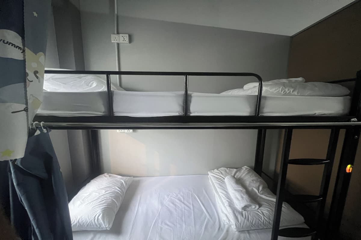 Shared Dormitory, Men only