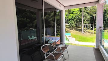 Quarto luxo, vista para a piscina | Terraço/pátio