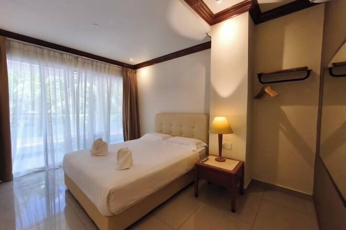 1 habitación, tabla de planchar con plancha y ropa de cama