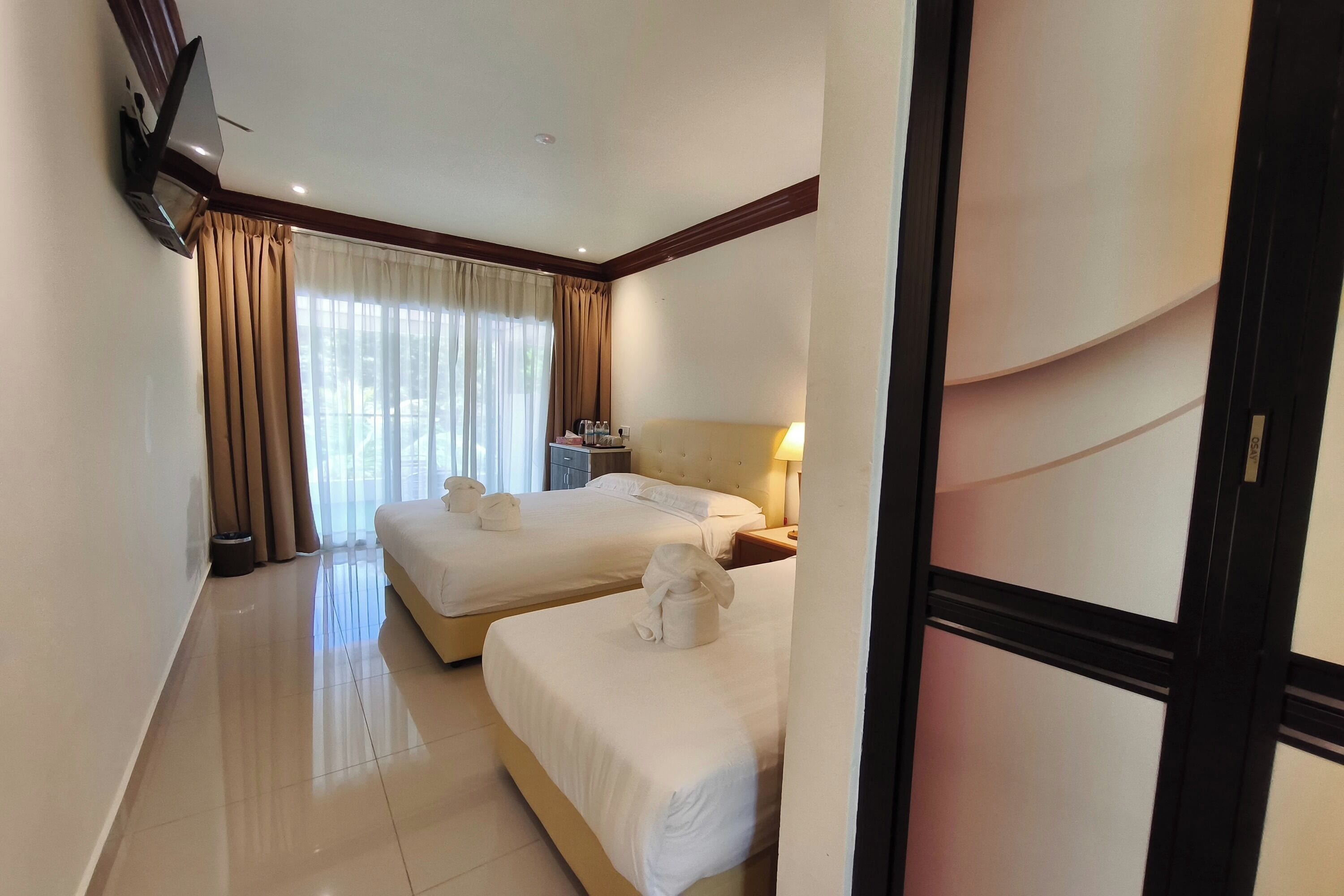 デラックス ルーム ガーデンビュー | アイロン / アイロン台、ベッドシーツ