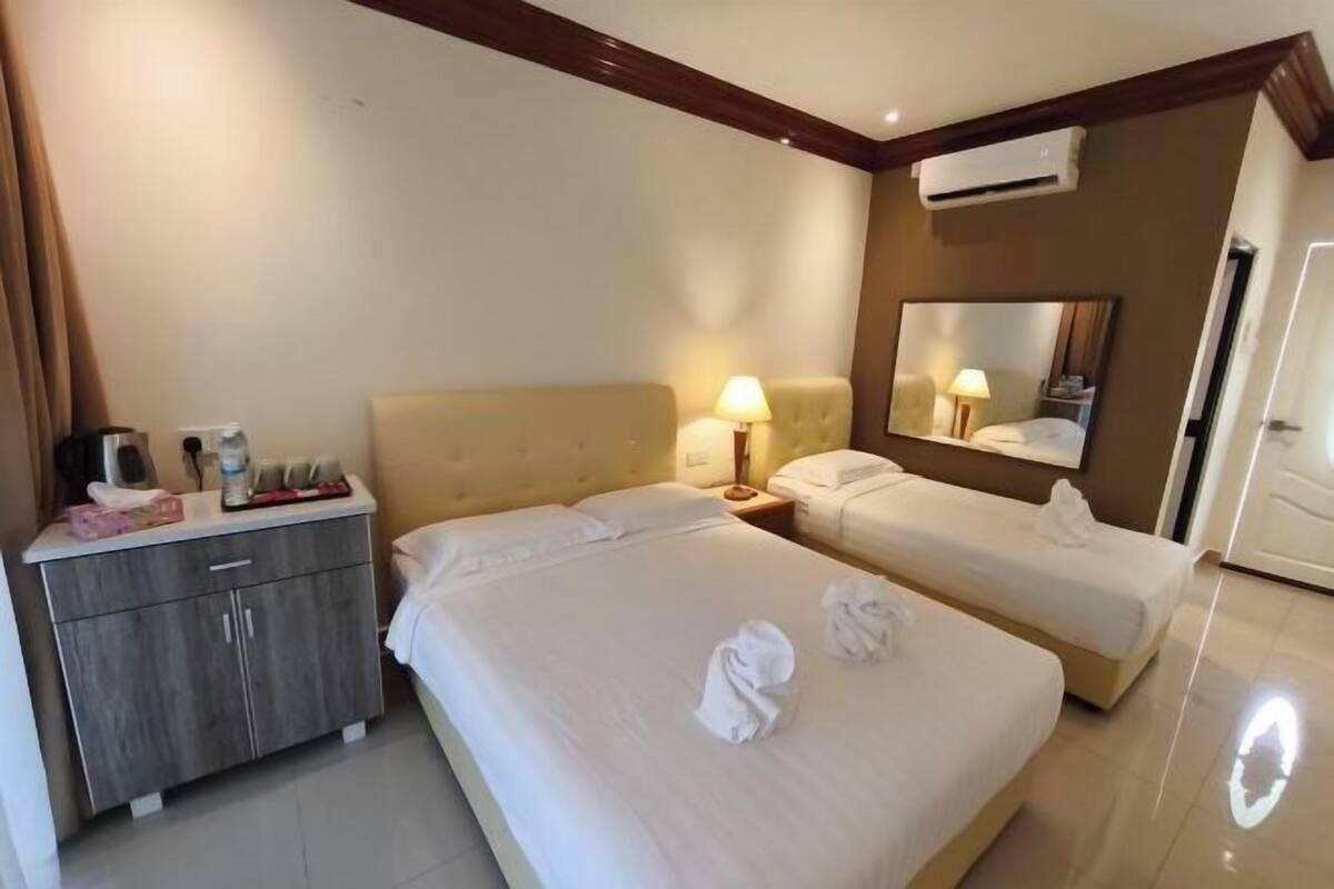 1 habitación, tabla de planchar con plancha y ropa de cama