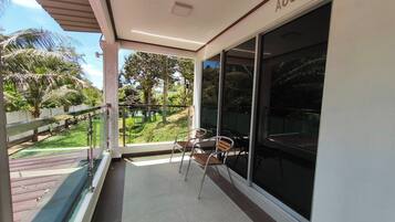 Quarto luxo, vista para a piscina | Vista do quarto
