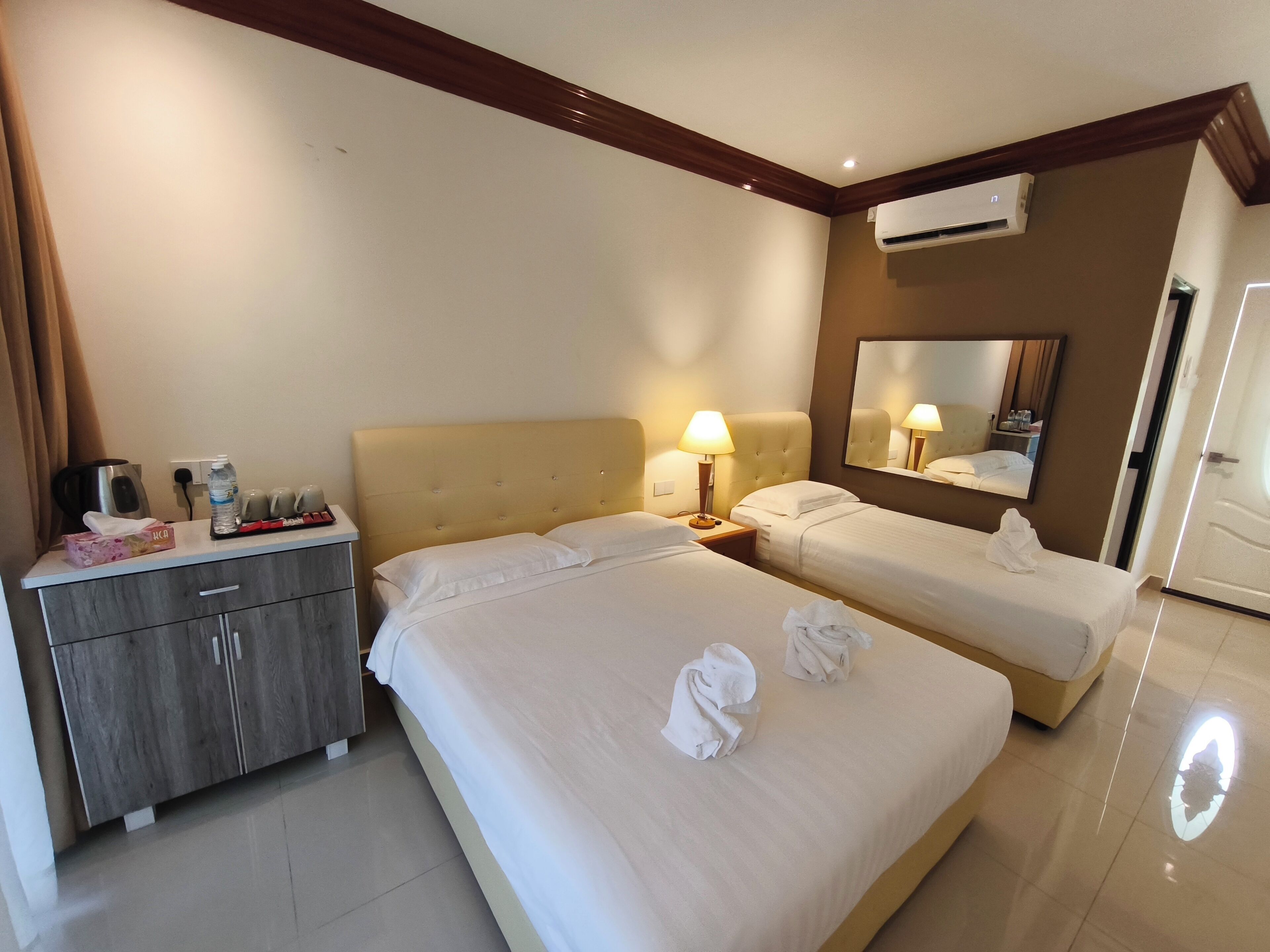 Tabla de planchar con plancha y ropa de cama 