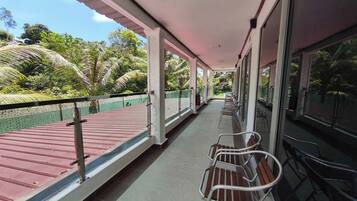 Quarto luxo, vista para a piscina | Terraço/pátio
