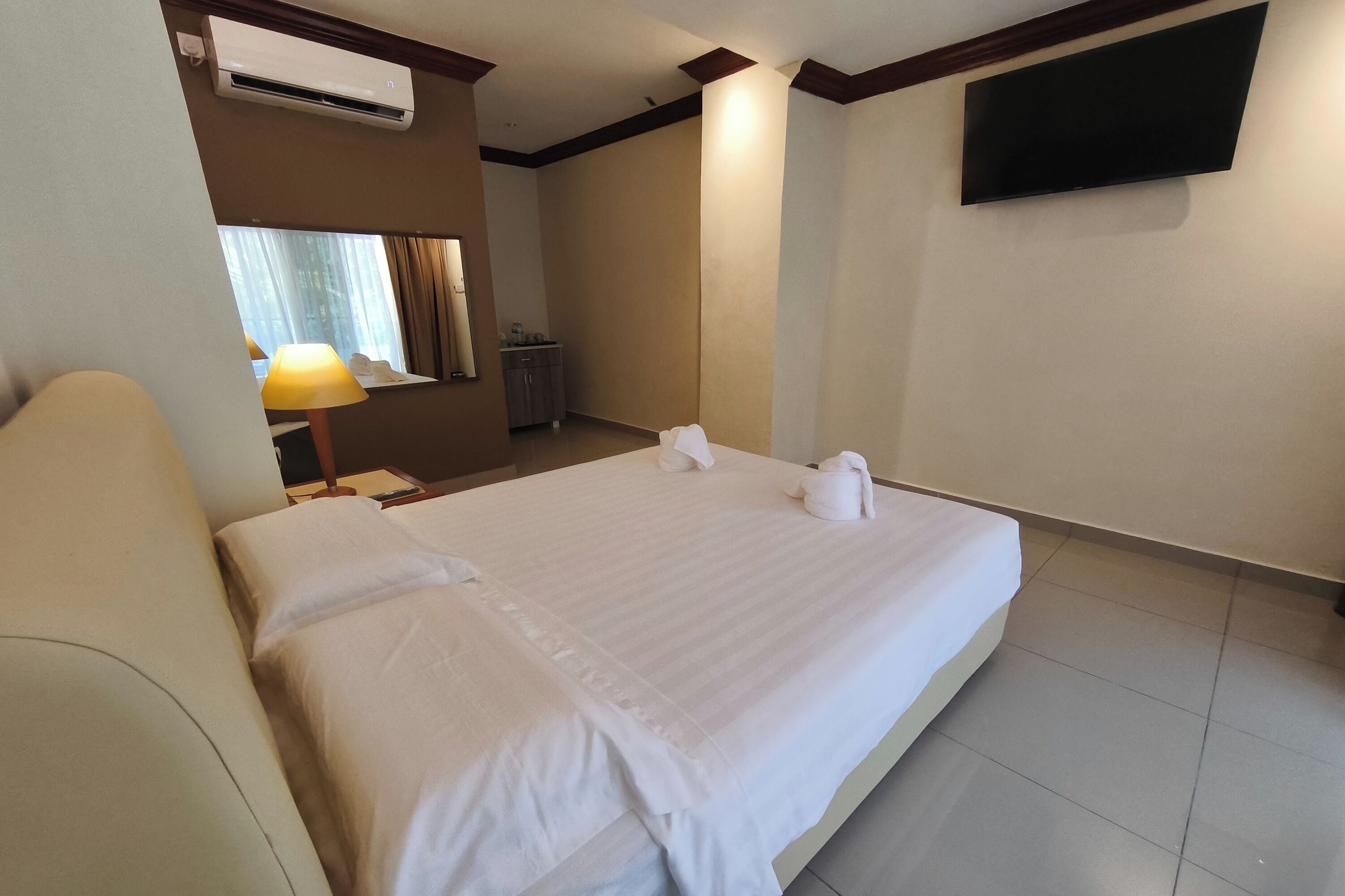 Deluxe Room, Pool View | Iron/ironing board, bed sheets