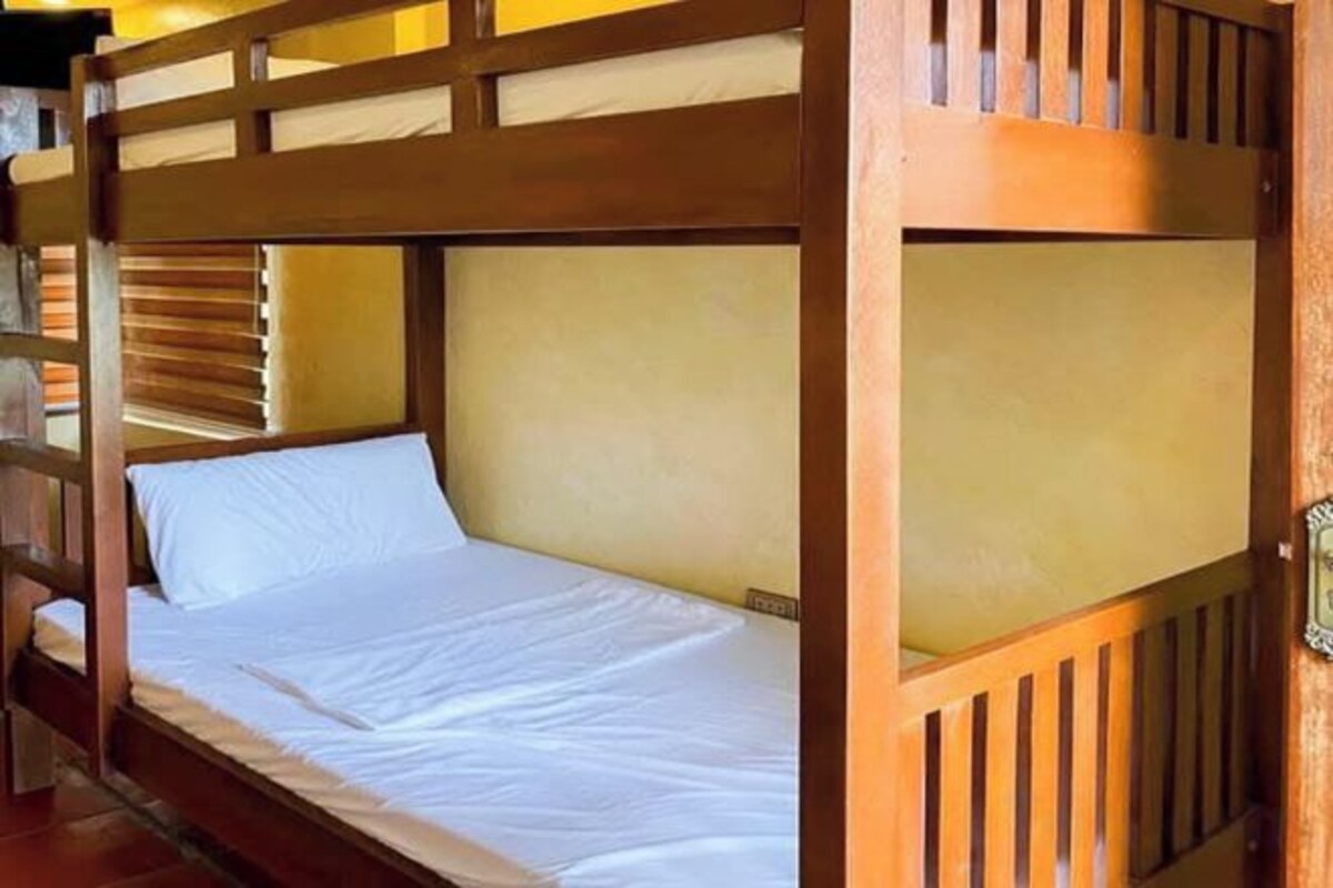 Escritorio, sistema de insonorización, wifi gratis y ropa de cama