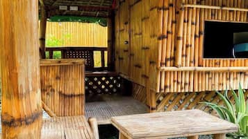 Desk, soundproofing, free WiFi, bed sheets