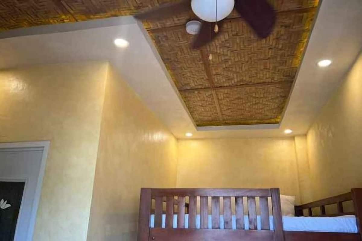 Desk, soundproofing, free WiFi, bed sheets