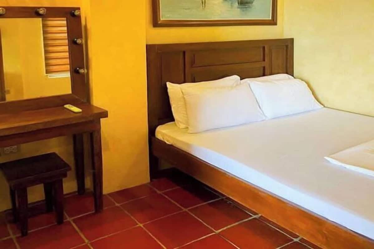 Desk, soundproofing, free WiFi, bed sheets